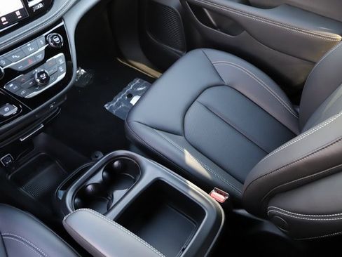 New 2026 Chrysler Pacifica Select image 29