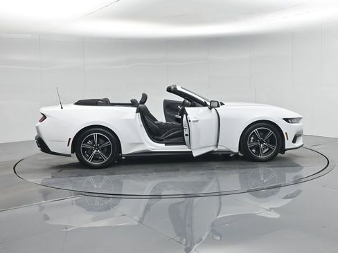 Used 2024 Ford Mustang Convertible image 5
