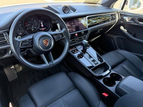 Used 2024 Porsche Macan image 4