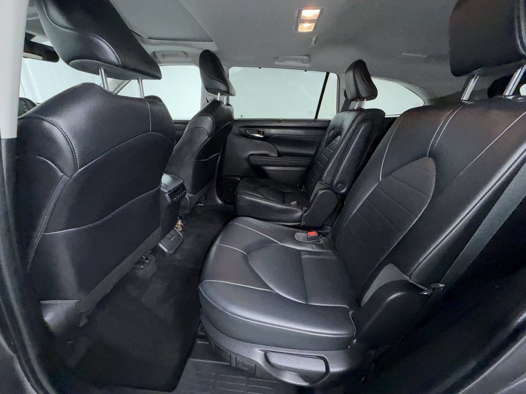 Used 2022 Toyota Highlander XLE AWD/4WD image 5