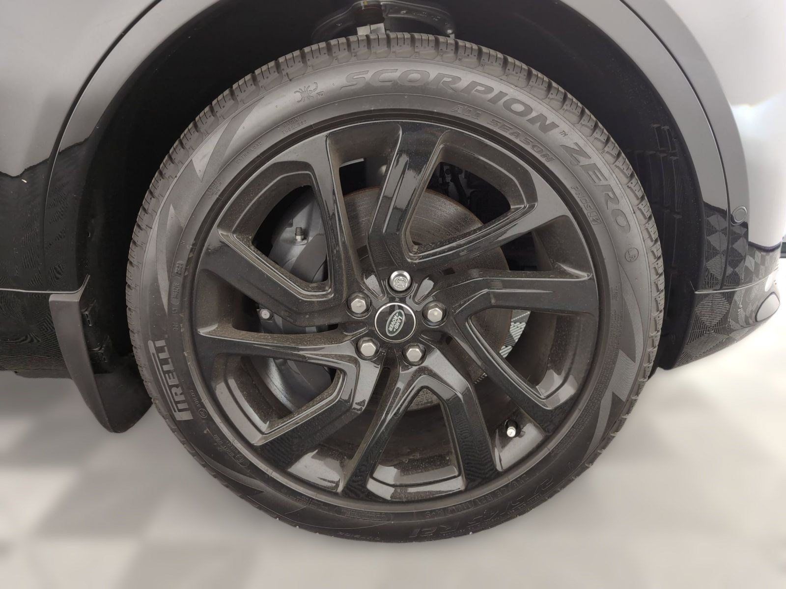 Used 2025 Land Rover Discovery Dynamic SE AWD/4WD image 9