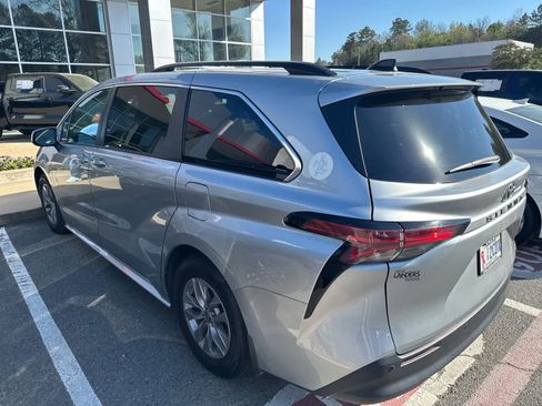 Used 2022 Toyota Sienna XLE image 3