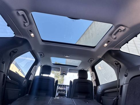 Used 2017 Land Rover Discovery HSE image 26