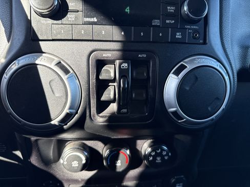 Used 2015 Jeep Wrangler Unlimited Sahara w/ Max Tow Package image 28