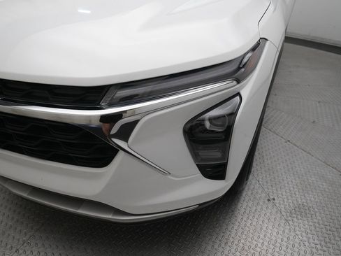 Used 2024 Chevrolet Trax LT w/ Sunroof Package FWD image 22