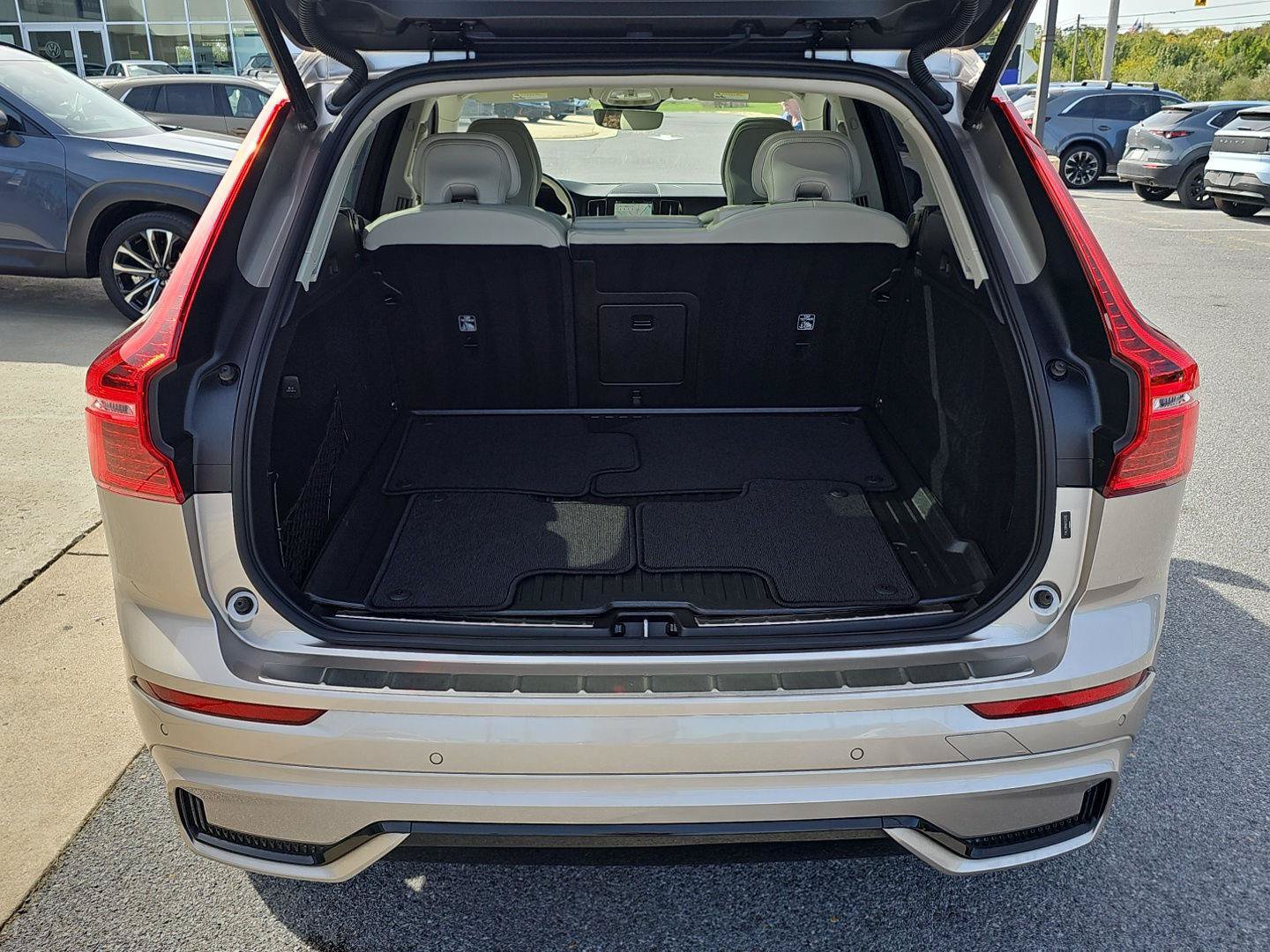 Used 2024 Volvo XC60 B5 Ultimate w/ Protection Package Premier AWD/4WD image 24