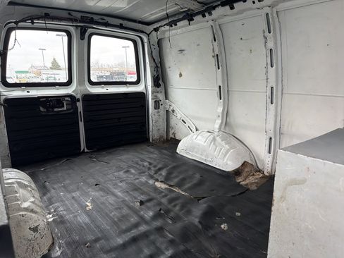 Used 2011 Chevrolet Express 2500 image 22