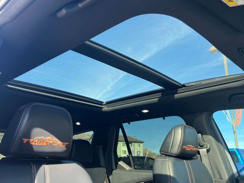 Used 2025 Honda Pilot TrailSport image 18