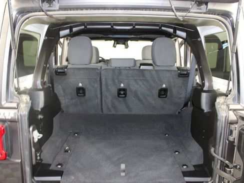 Used 2025 Jeep Wrangler Unlimited Sahara AWD/4WD image 17