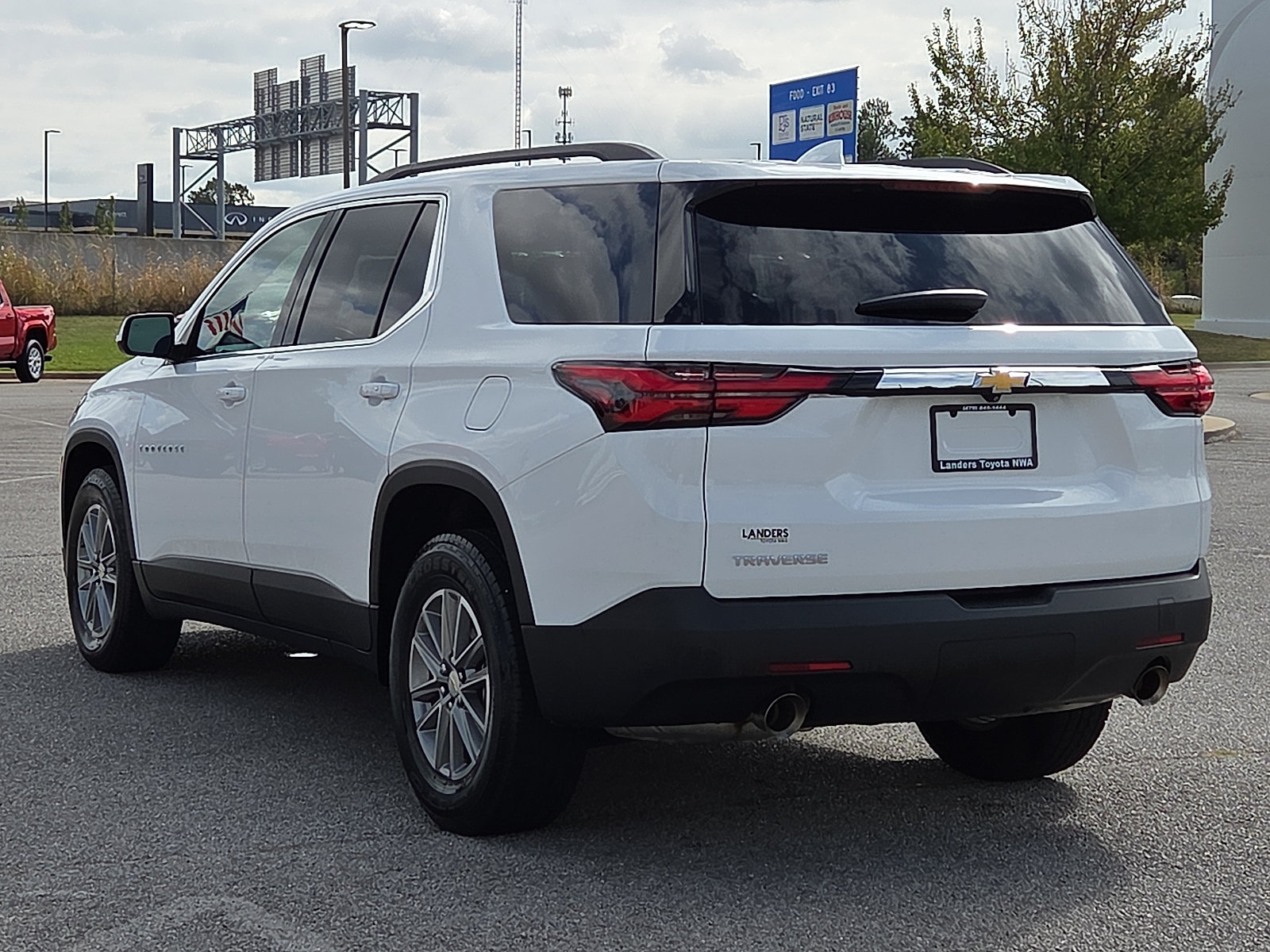 Used 2023 Chevrolet Traverse LT FWD image 4