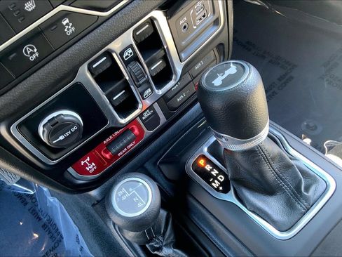 Used 2024 Jeep Wrangler Unlimited Sport AWD/4WD image 16
