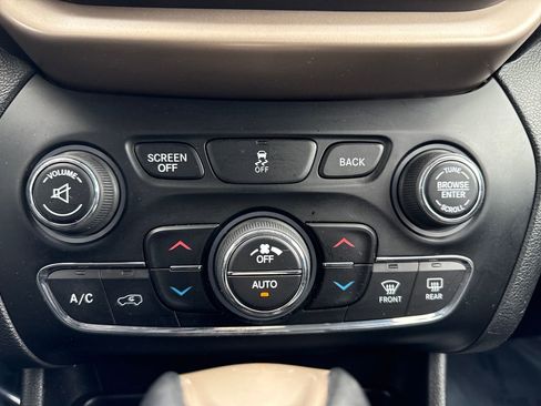 Used 2015 Jeep Cherokee Limited image 22