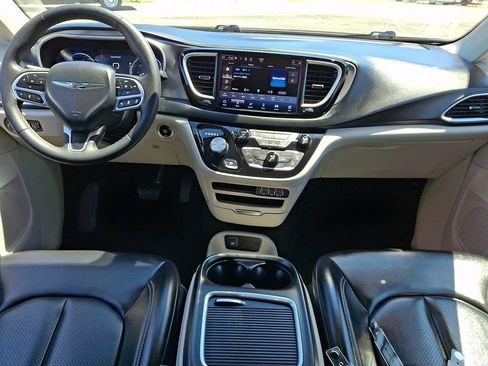 Used 2023 Chrysler Pacifica Touring-L FWD image 16