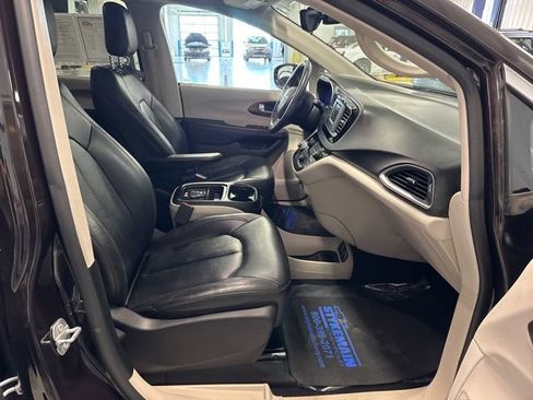Used 2017 Chrysler Pacifica Touring-L FWD image 19