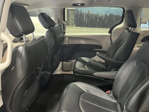 Used 2024 Chrysler Pacifica Select image 14