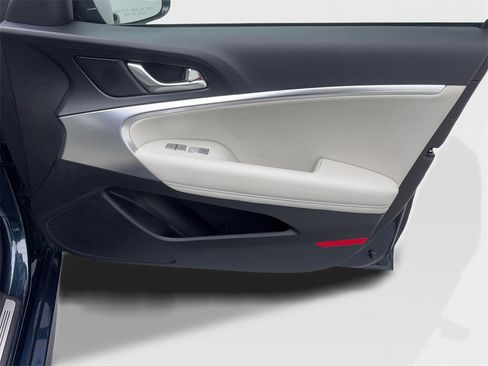 Used 2025 Genesis G70 2.5T image 49