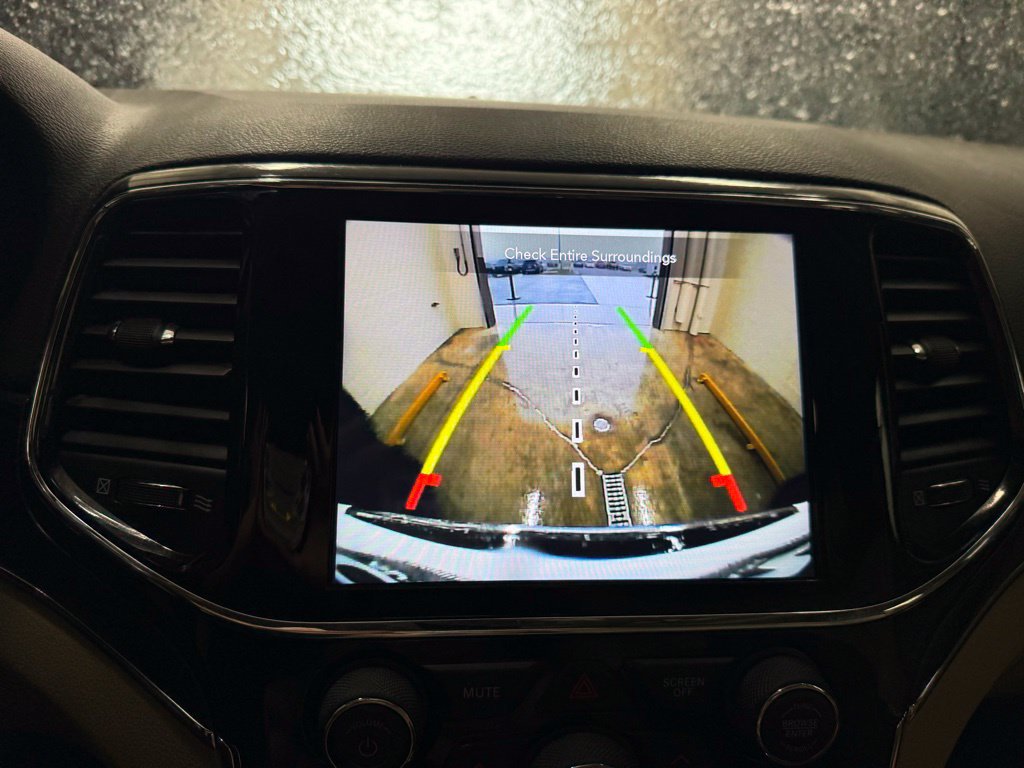 Used 2021 Jeep Grand Cherokee Limited AWD/4WD image 16