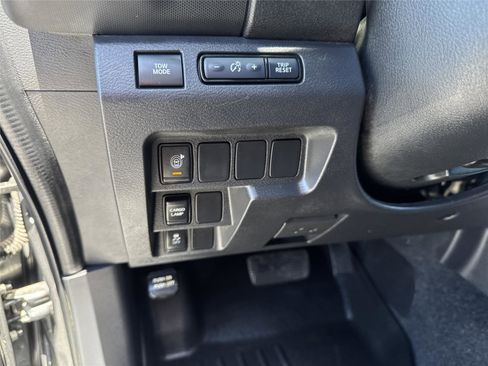 Used 2022 Nissan Frontier SV w/ Technology Package RWD image 19