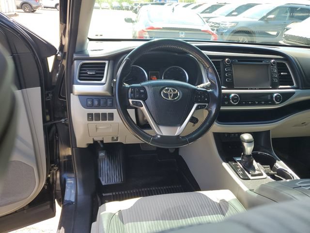 Used 2017 Toyota Highlander Plus AWD/4WD image 12