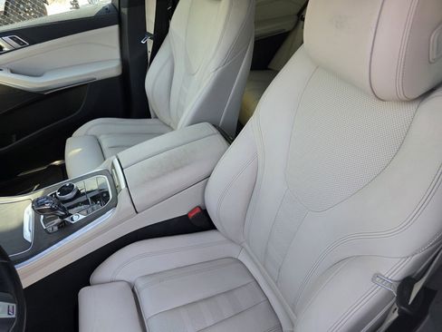 Used 2022 BMW X5 sDrive40i w/ M Sport Package image 11