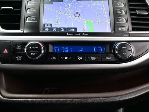 Used 2019 Toyota Highlander XLE image 22