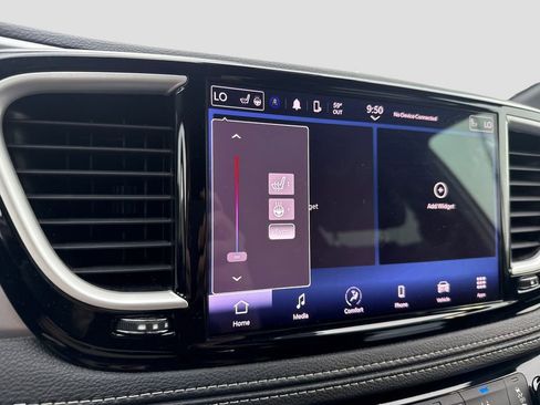 Used 2023 Chrysler Pacifica Touring FWD image 19