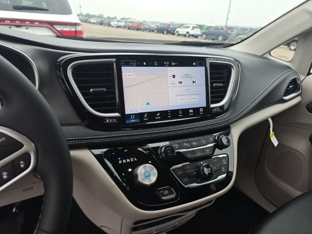 Used 2024 Chrysler Pacifica Touring-L w/ Uconnect Theater Family Group AWD/4WD image 9