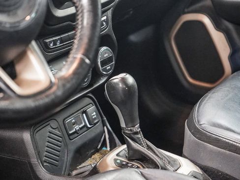 Used 2016 Jeep Renegade Limited image 23