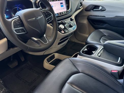 Used 2023 Chrysler Pacifica Touring-L FWD image 10