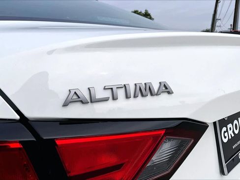 Used 2025 Nissan Altima 2.5 SV FWD image 10