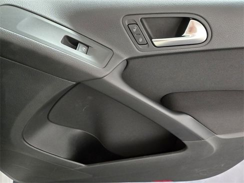 Used 2017 Volkswagen Tiguan S image 23