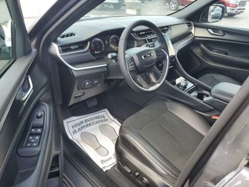 Used 2025 Jeep Grand Cherokee Altitude AWD/4WD image 12