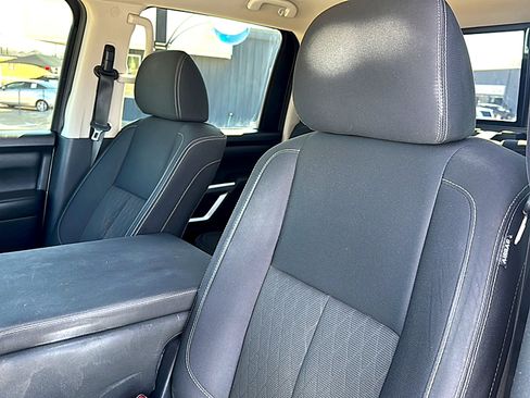 Used 2019 Nissan Titan SV image 14