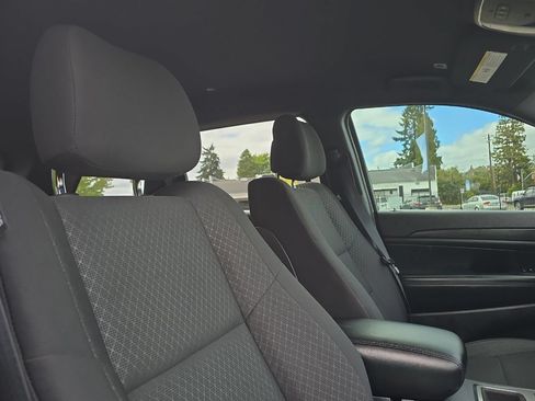 Used 2018 Jeep Grand Cherokee Laredo AWD/4WD image 17