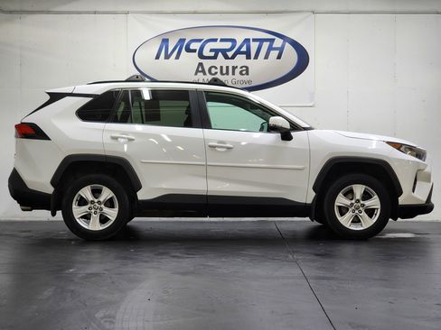 Used 2021 Toyota RAV4 XLE image 3