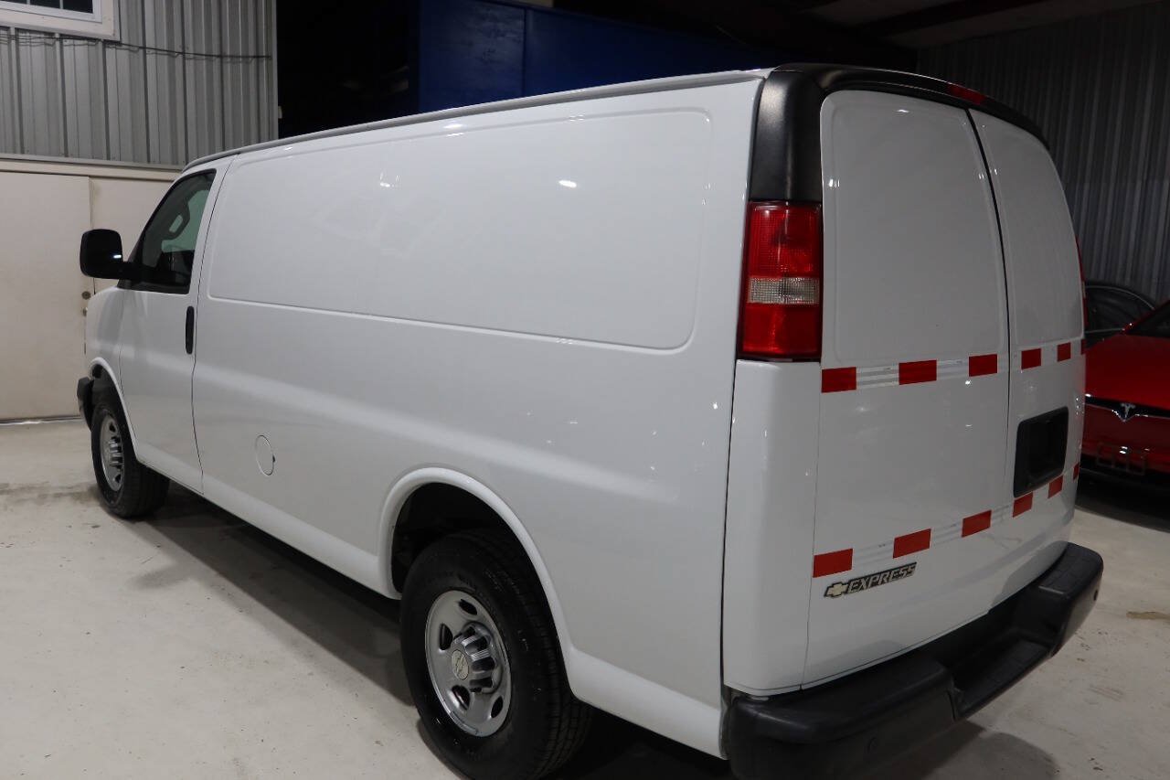 Used 2021 Chevrolet Express 2500 RWD image 3