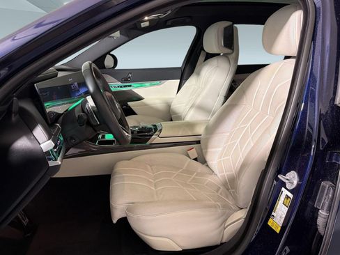 Used 2023 BMW 740i w/ Executive Package RWD image 5