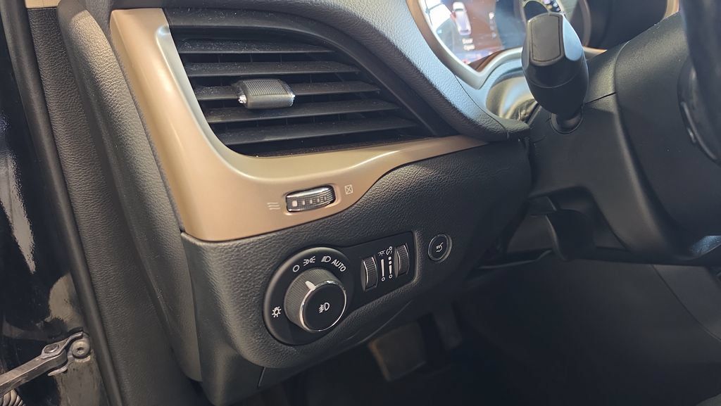 Used 2018 Jeep Cherokee Limited AWD/4WD image 14