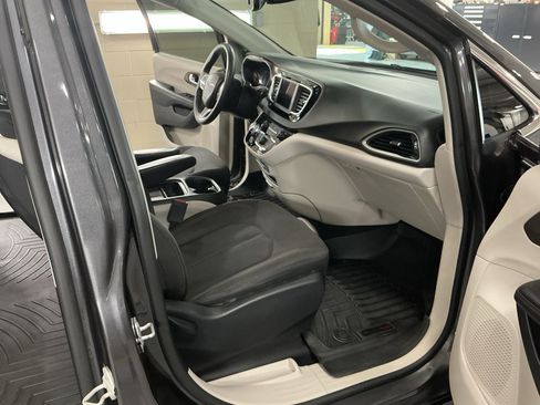 Used 2019 Chrysler Pacifica Touring Plus w/ Tire & Wheel Group FWD image 5