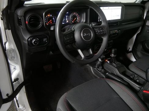 Used 2025 Jeep Wrangler Unlimited Rubicon AWD/4WD image 15