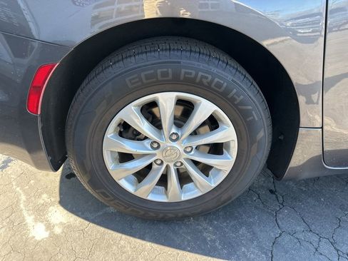 Used 2018 Chrysler Pacifica Touring-L image 43