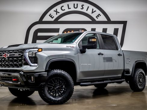 Used 2025 Chevrolet Silverado 2500 ZR2 w/ Technology Package AWD/4WD image 1