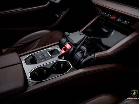 Used 2025 Lamborghini Urus SE image 40