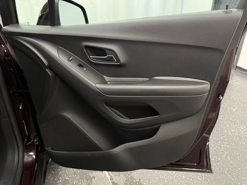 Used 2020 Chevrolet Trax LT w/ LT Convenience Package image 8