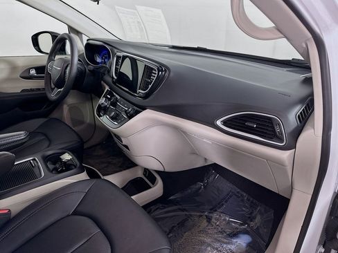 Certified 2024 Chrysler Pacifica Touring-L image 40