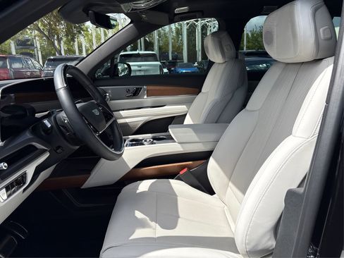 Certified 2026 Cadillac Vistiq Luxury image 10