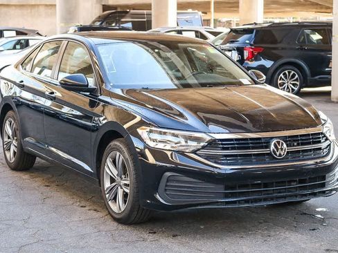 Used 2024 Volkswagen Jetta SE FWD image 3