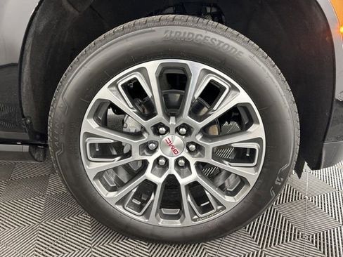 Used 2025 GMC Yukon XL Denali w/ Denali Reserve Package image 6