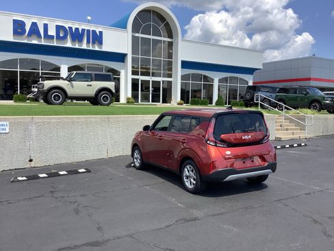 Used 2023 Kia Soul LX w/ LX Technology Package image 5