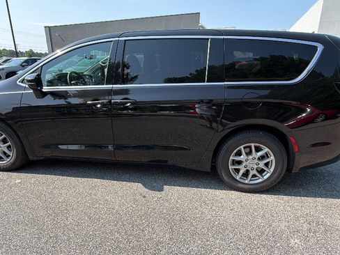 Used 2025 Chrysler Pacifica Select FWD image 11